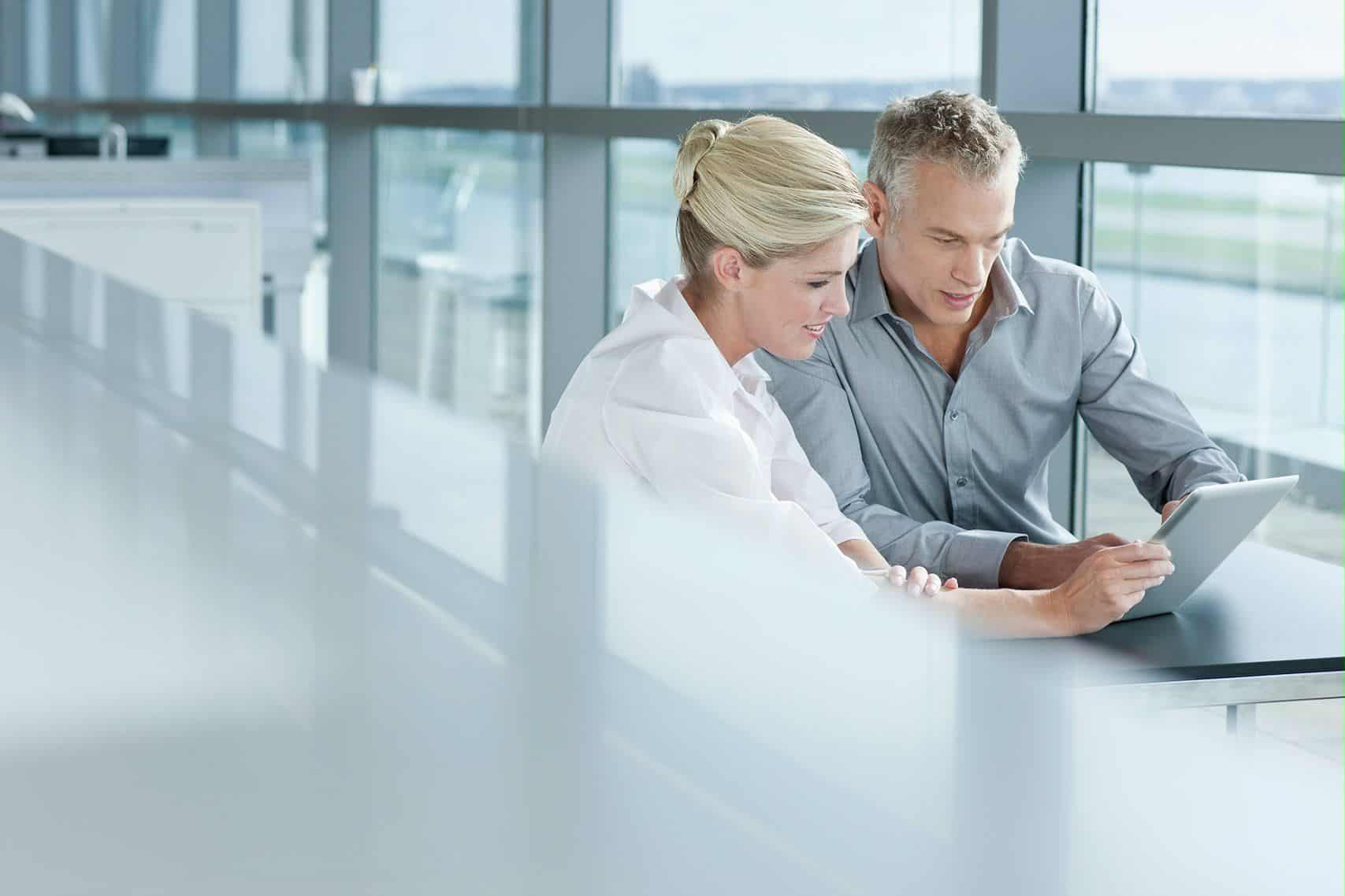 O que é um negócio e quais são as funções básicas de uma corporação? 1